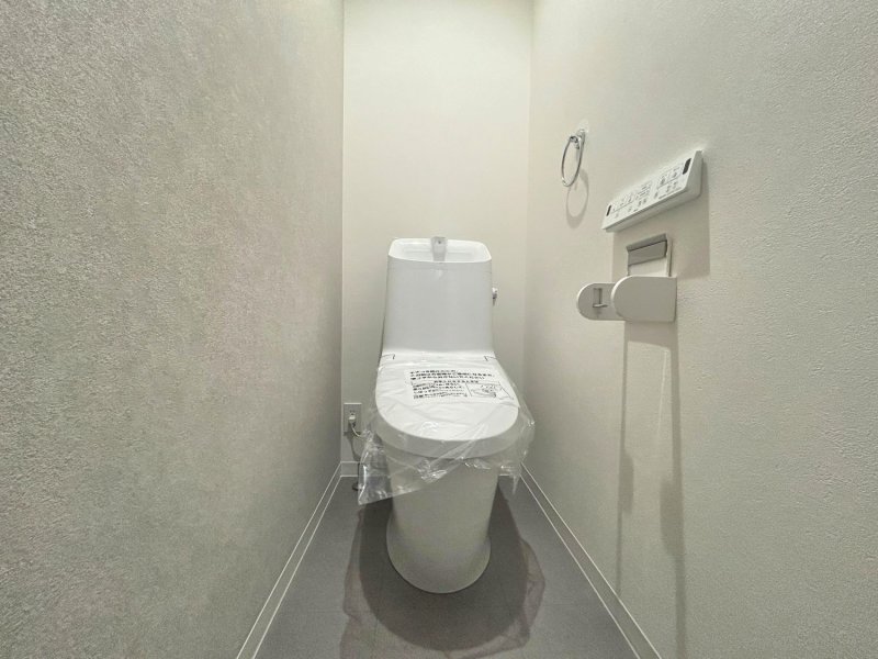 【2階トイレ】汚れが付きにくい”アクアセラミック”や、サッとひと拭きで綺麗になる”フチレス形状”でお手入れも簡単です。