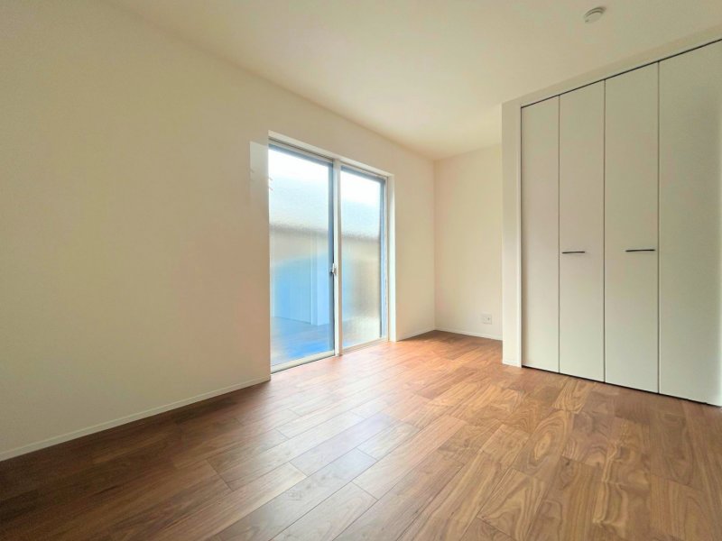 【1階6.4帖】大きな窓から光が入り、明るく心地よい空間です。