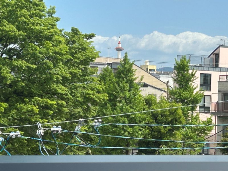 【3階バルコニーからの眺望】バルコニーから、京都のシンボル・京都タワーが望めます。