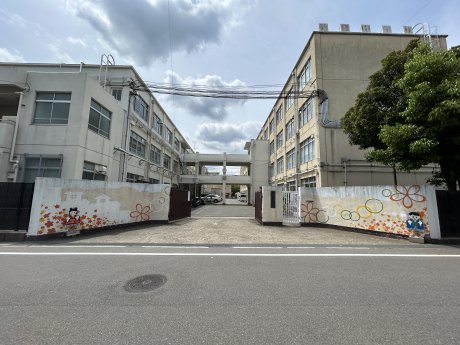 勧修中学校　徒歩7分　550ｍ