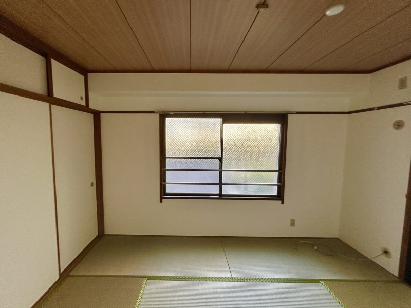 2方向から光が差し込む、明るい和の空間。（和室６帖）