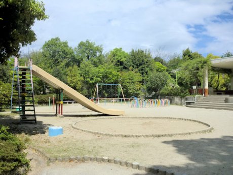 船岡山公園：徒歩7分（520ｍ）