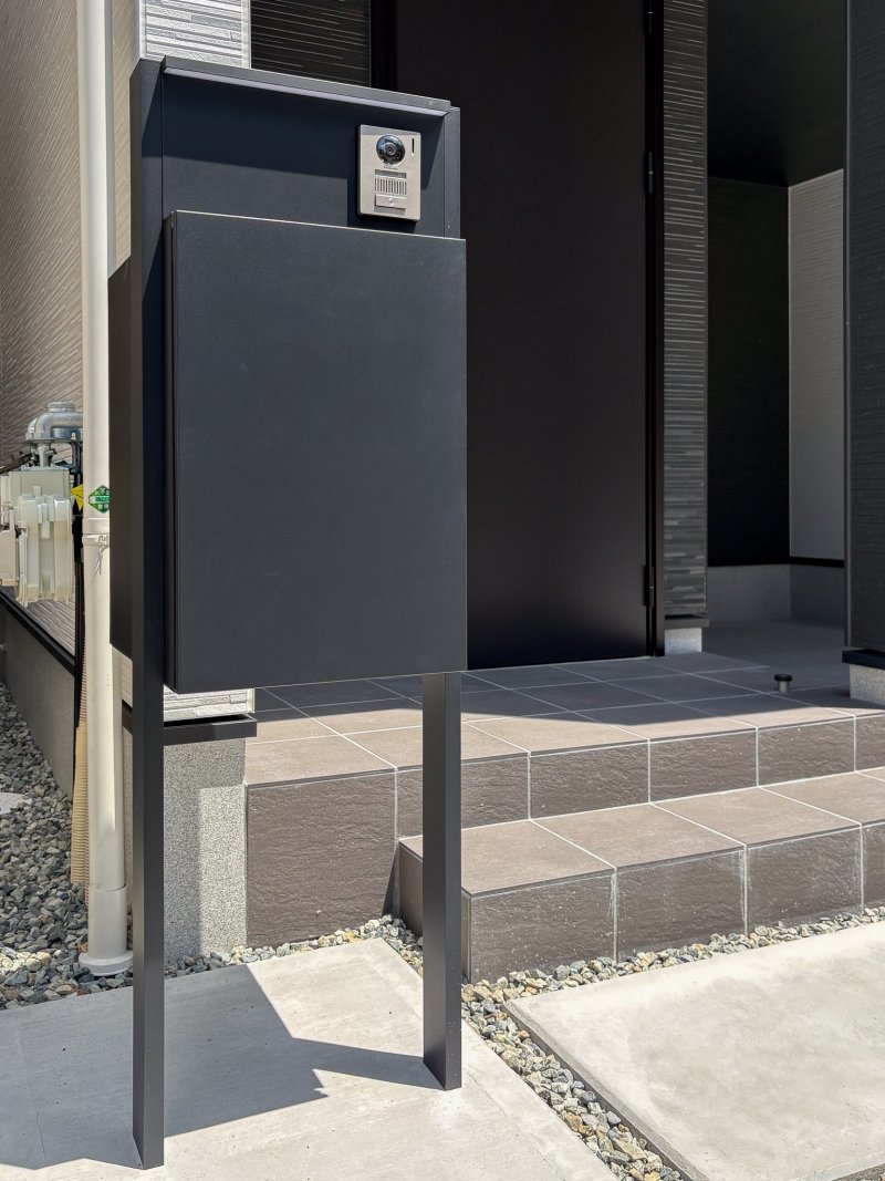 【宅配BOX付き門柱】不在時の荷物受け取りも安心。ポケットキー採用の玄関で、荷物やお子様を抱えていてもスムーズに帰宅できます。
