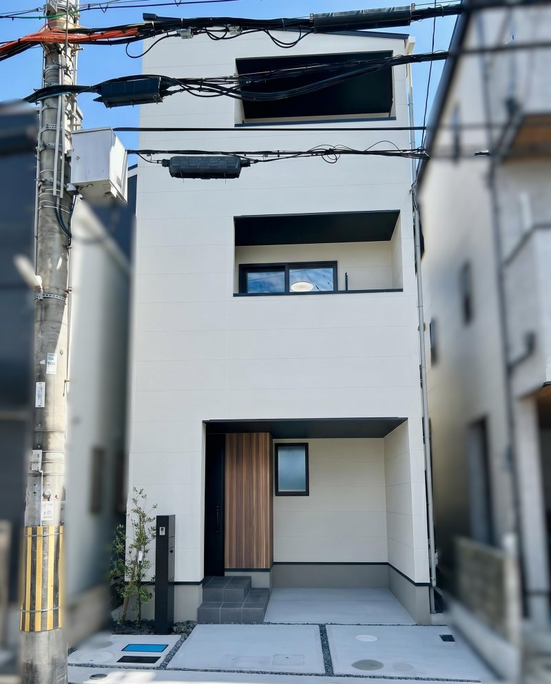 白を基調としたシンプルなデザインが特徴です。揺れを吸収して建物の損傷を抑える制震ダンパーを採用。繰り返しの地震にも強く、クロスのひび割れや家具の転倒リスクも低減。大切な家族と住まいを守る、安心の備えです。