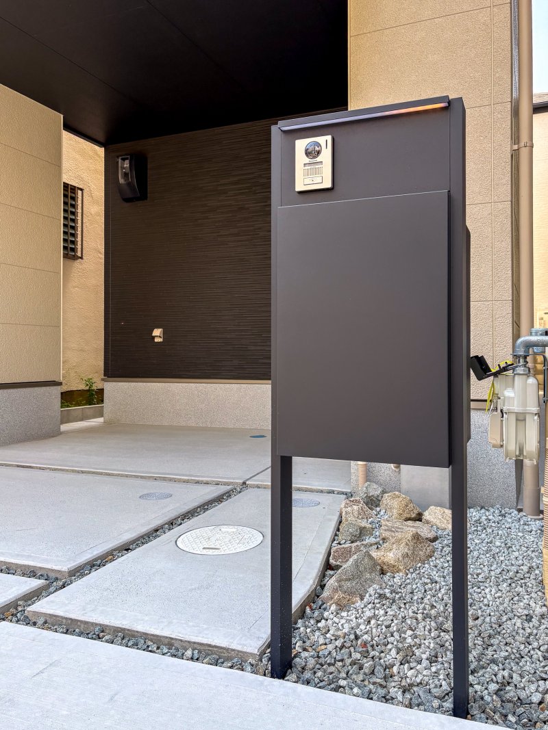 【宅配BOX付き門柱】不在時の荷物受け取りも安心。ポケットキー採用の玄関で、荷物やお子様を抱えていてもスムーズに帰宅できます。