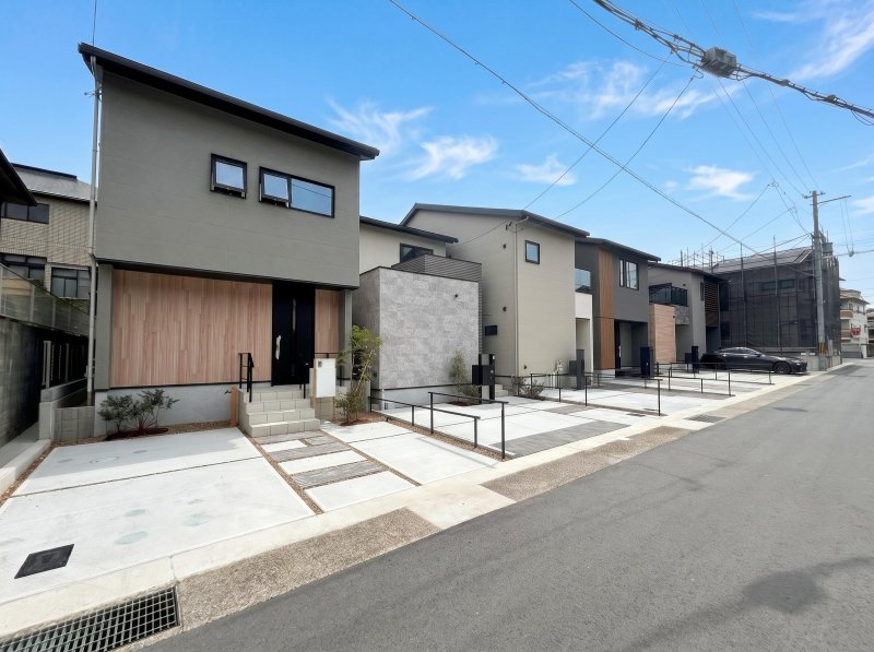 【街並み外観】手前より1～3号地（ご成約済）。本物件は左から4番目に位置する、囲まれたルーフテラスが自慢の邸宅です。