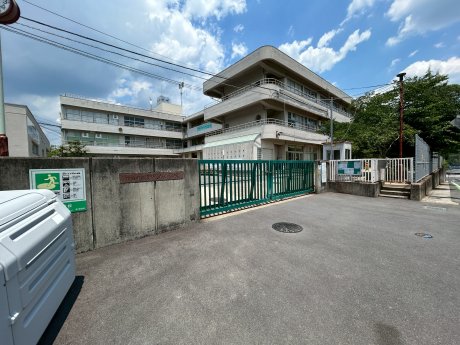 御蔵山小学校　徒歩5分　350ｍ