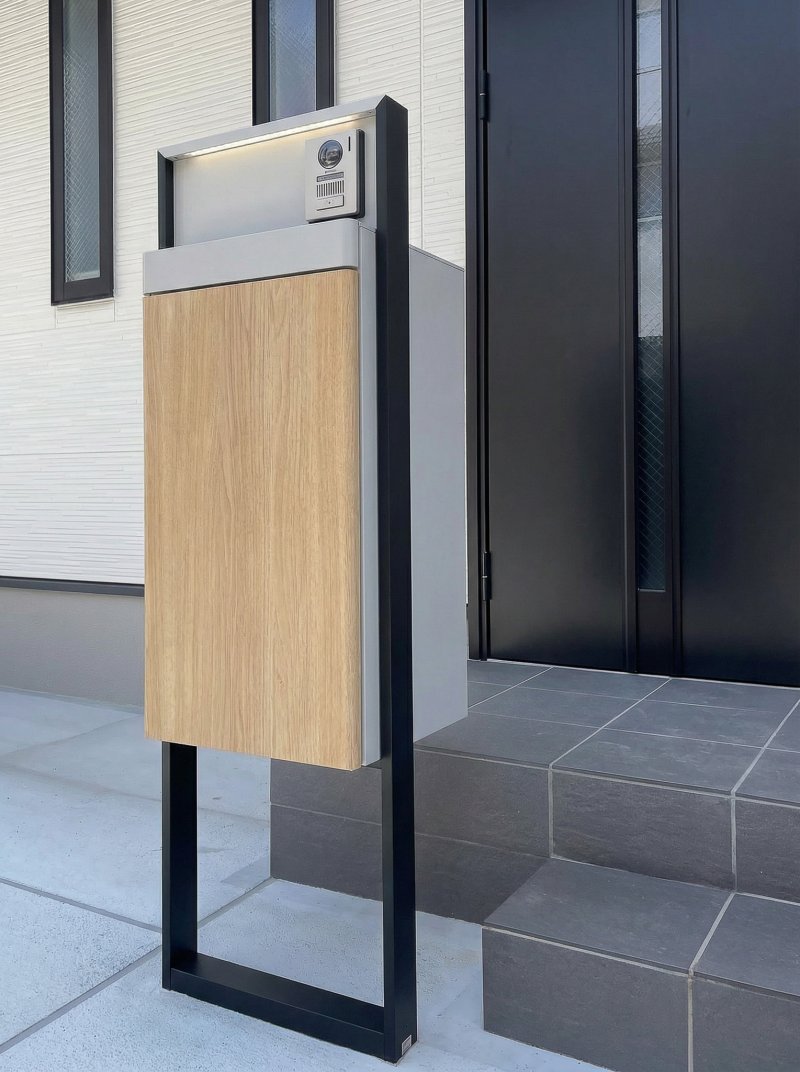 【宅配BOX付き門柱イメージ】不在時の荷物受け取りも安心。ポケットキー採用の玄関で、荷物やお子さまを抱えていてもスムーズに帰宅できます。※掲載の写真は当社施工事例であり、本物件のものではありません。