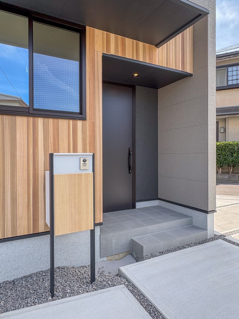 【1号地】不在時でも荷物を受け取れるため、再配達を待つ手間を軽減。ポケットキーで、荷物やお子さまを抱えた帰宅時もスムーズに入室できます。