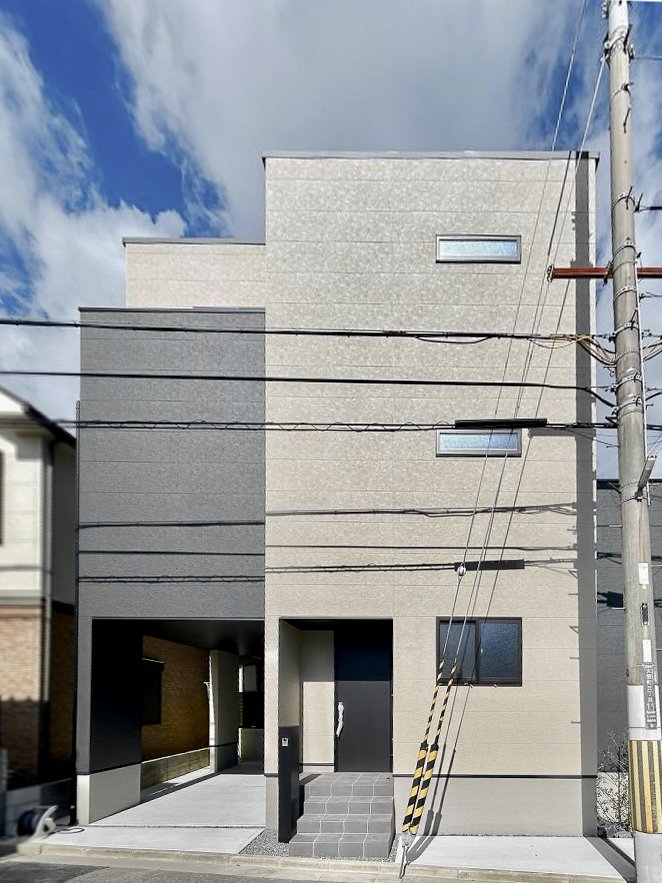 コンパクトでスタイリッシュな外観が特徴的。揺れを吸収して建物の損傷を抑える制震ダンパーを採用し、安心して暮らせる住まい。