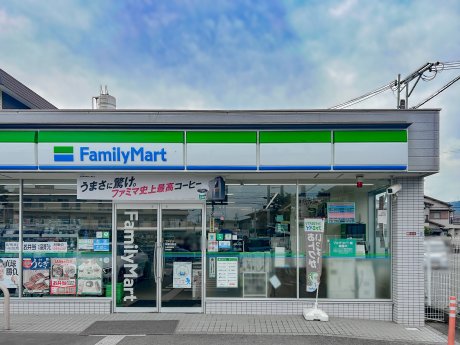 ファミリーマート 楠葉中町店まで徒歩4分　約240ｍ