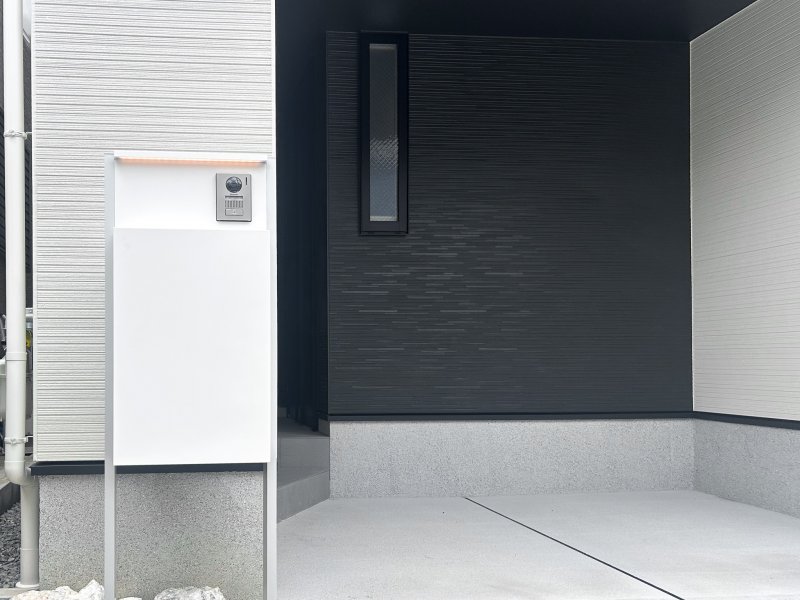 ポスト・宅配ボックス・インターホンを一体化し、荷物の受け取りもスムーズ。前入前出仕様、LED照明付きで夜間の視認性にも配慮した使い勝手の良い設備です。