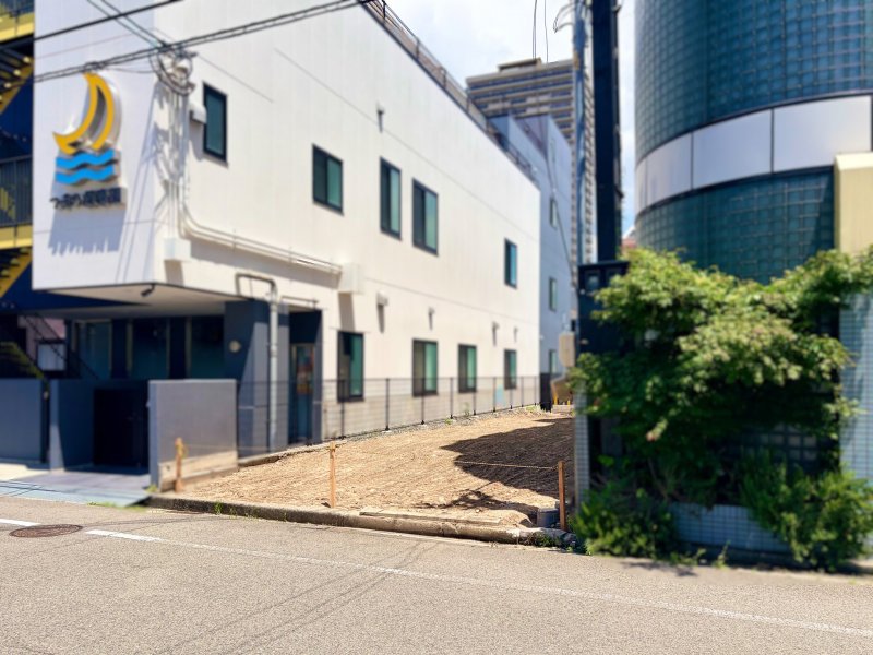 物件周辺は、子育てファミリーも安心の閑静な街並み。車の通りも落ち着いており、穏やかな時間が流れています。(２０２６年６月撮影)