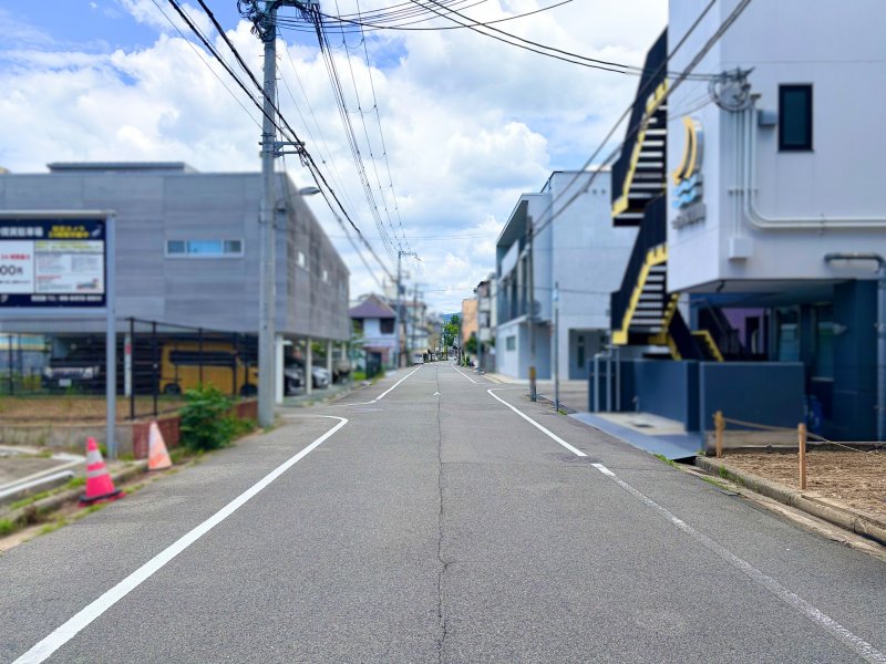 現地から西を見た前面道路。間口約5.4m、ゆとりの前面道路で、2台駐車も可能な広さ。(２０２６年６月撮影)