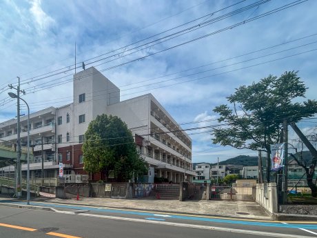 箕面市立中小学校まで410m　徒歩6分