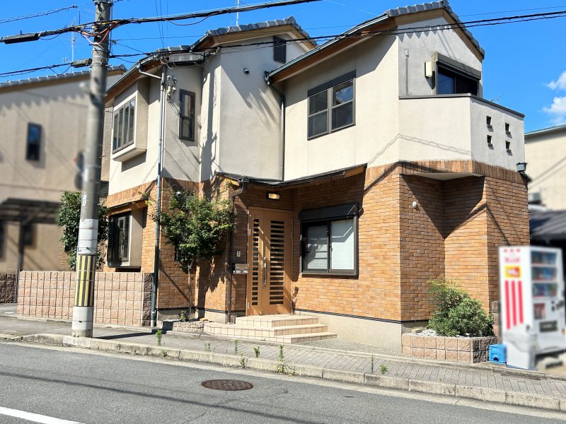 現地（2026年7月）撮影　上七軒の街並みに馴染む外観。