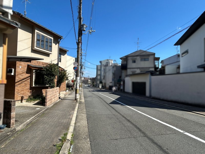 現地（2026年7月）撮影　前道の幅は約10.6m。