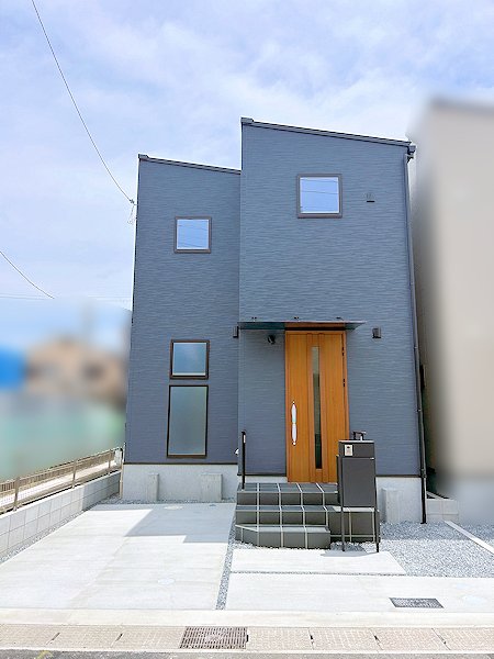 【1号地外観写真】落ち着いた街並みに馴染む、シンプルで飽きのこない外観デザイン。完成済につき、外観から室内まで実際にご見学いただけます。