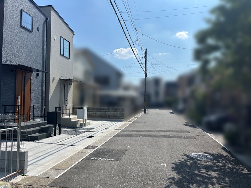 北西側約5.96mの前面道路。現地では道路幅や車の出入りのしやすさもご確認ください。