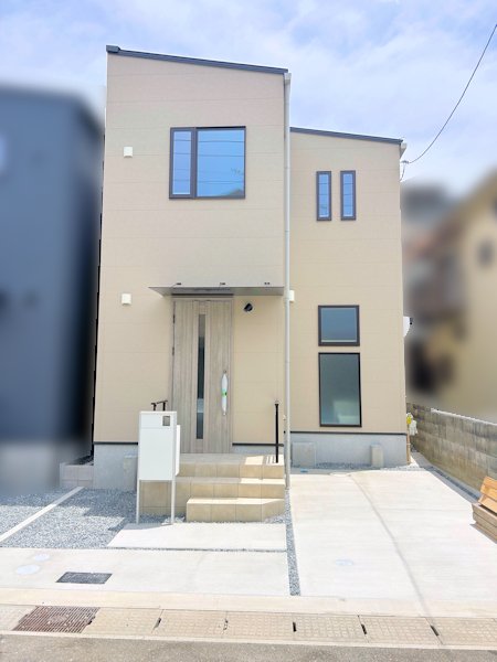【2号地外観写真】シンプルでスマートなデザインと、暮らしやすい3LDKの住まいです。前道は約5.96m。車の出入りもしやすく、現地で道路幅や駐車のしやすさをご確認いただけます。