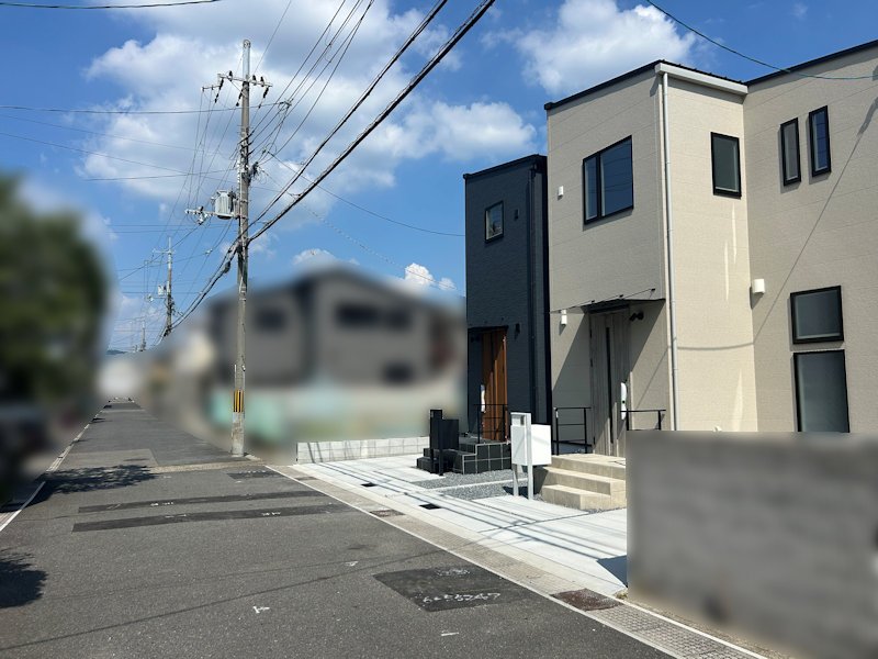 アスファルト舗装の前面道路に接道。建物外観とあわせて、周辺の雰囲気も確認できます。