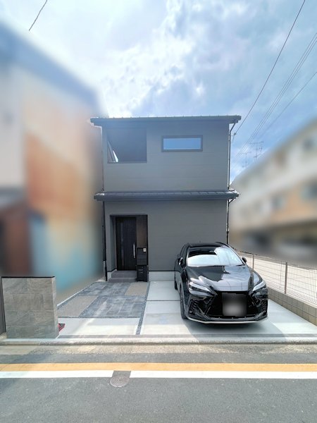 2026年7月完成済。駐車スペース2台分を確保した、認定長期優良住宅の新築2階建てです。