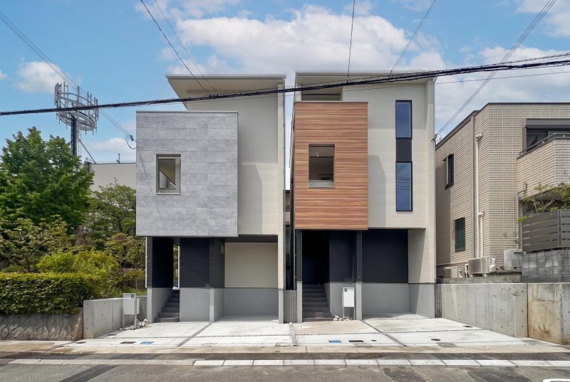 南東向きの光あふれる住まい。間口6m以上＆駐車2台で暮らしにゆとり。ご主人の通勤用と、奥様の普段使い用、2台分のカースペースが、平日のスムーズな移動と、休日のアクティブな外出を支えます。