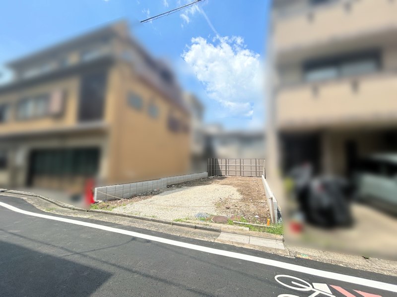 【現地土地写真】スーパー・コンビニ・銀行・郵便局が徒歩圏内。日々の暮らしに便利な住環境です。