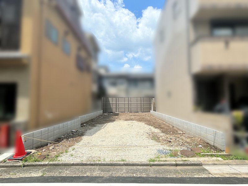 【現地土地写真】更地につき、現地で敷地の広さや建物配置のイメージをご確認いただけます。