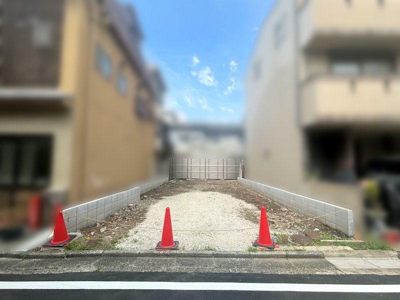 【現地土地写真】新町小学校まで徒歩4分、上京中学校まで徒歩6分。子育て世帯にも検討しやすい立地です。
