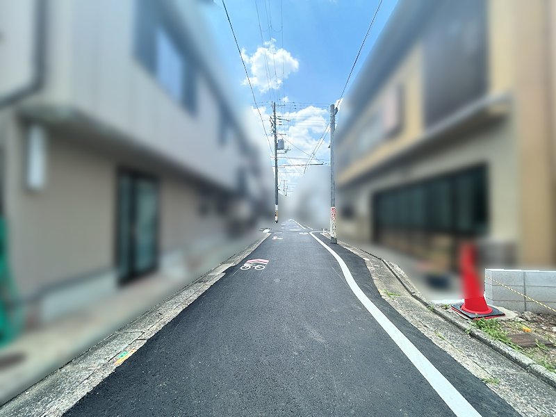 【前面道路】現地前面道路の様子です。車の通行や周辺の街並みなど、現地で実際にご確認いただけます。