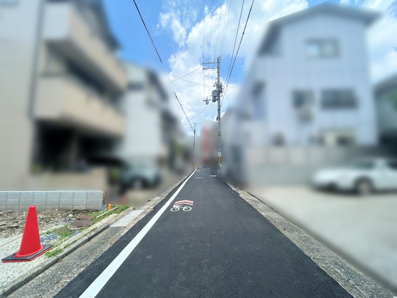 【前面道路】東側約4.2m道路に面した現地写真です。接道幅は約6.2mあり、現地で周辺環境も確認できます。
