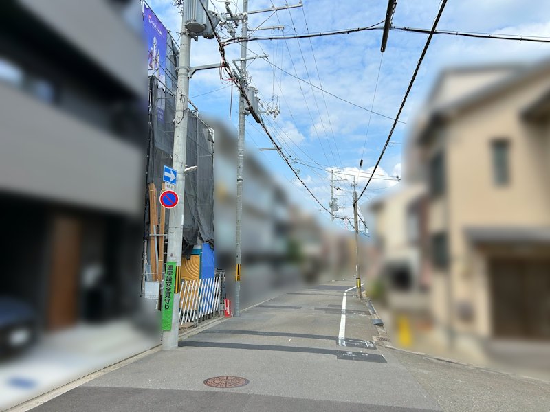 【前面道路】 前面道路を別角度から撮影。接道状況や現地周辺の雰囲気を確認できます。
