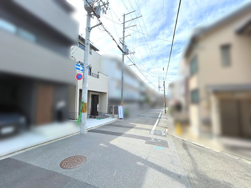 【前面道路】 前面道路を別角度から撮影。接道状況や現地周辺の雰囲気を確認できます。