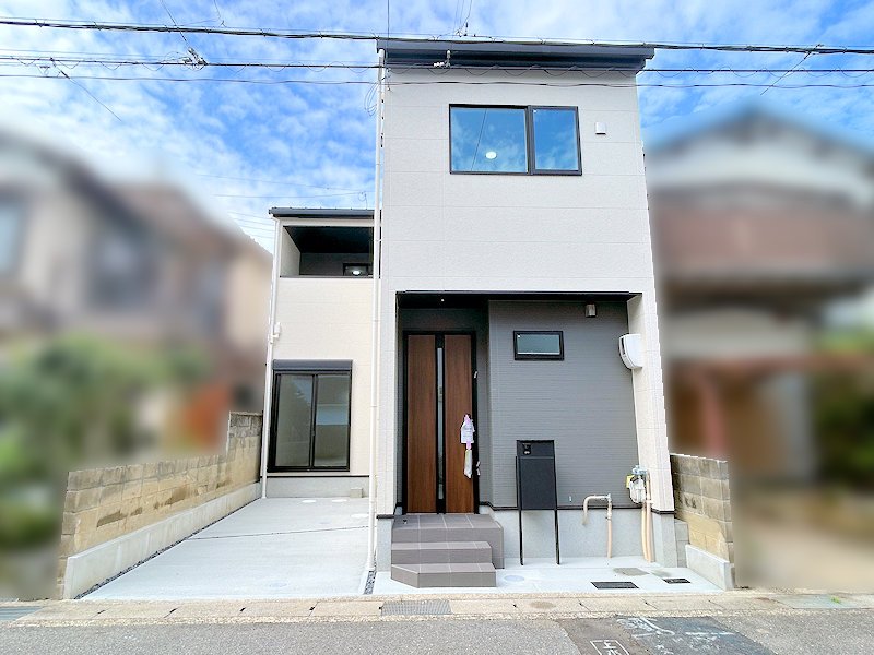 現地外観写真。南・北の二方道路に面した敷地の開放感をご確認いただけます。