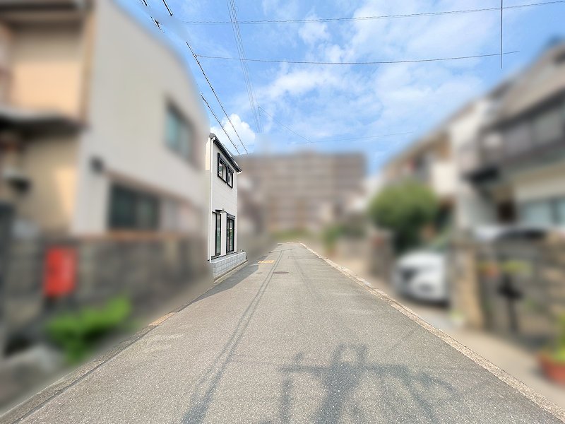 北側約5.99m～約6mの前面道路。道路幅や車の出入りも現地で確認できます。