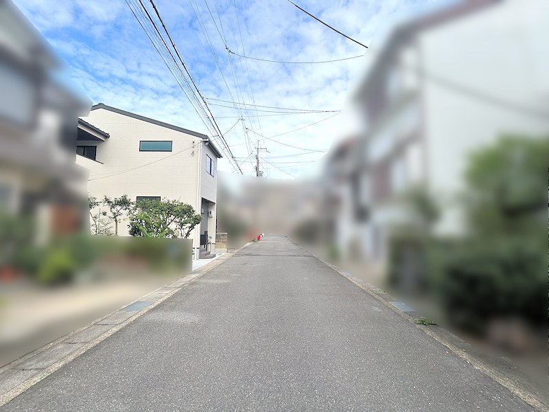 北側約5.99m～約6mの前面道路。道路幅や車の出入りも現地で確認できます。