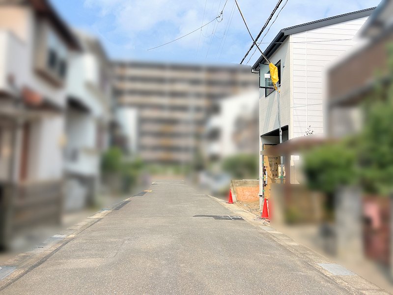 南側約6mの前面道路を含む現地写真。道路幅や周辺の雰囲気を現地で確認できます。