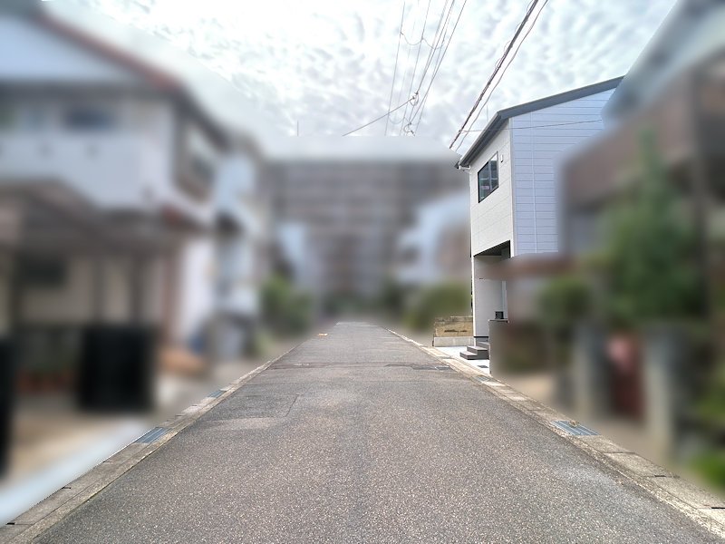 南側約6mの前面道路を含む現地写真。道路幅や周辺の雰囲気を現地で確認できます。