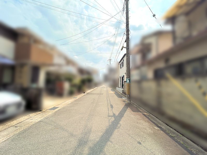 前面道路を含む現地写真。周辺の街並みや交通量などもあわせてご確認ください。