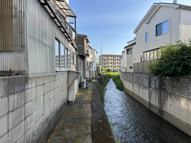 物件裏側には水路がございます。