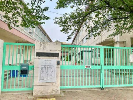 三島小学校まで約650m　徒歩9分
