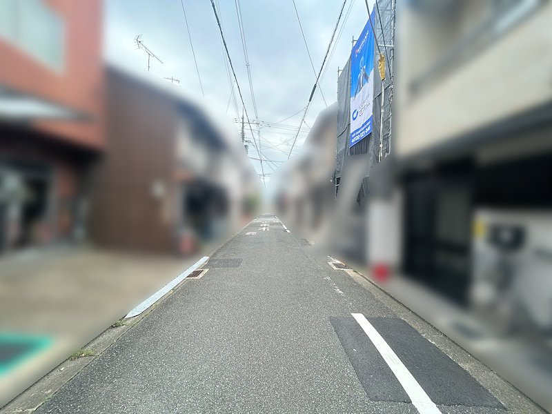 東側公道に接道。道路幅や車の出入りのしやすさも現地でご確認ください。