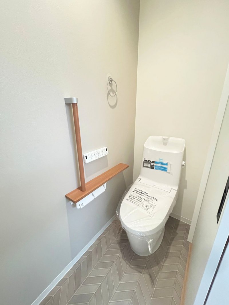 【2階トイレ】2階にもシャワートイレを設置。家族みんなが快適に使える便利な住まいです。