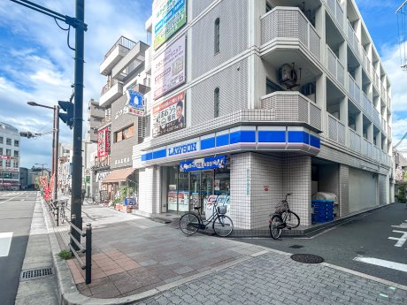 ローソン 阪急三国駅前店まで600m　徒歩8分