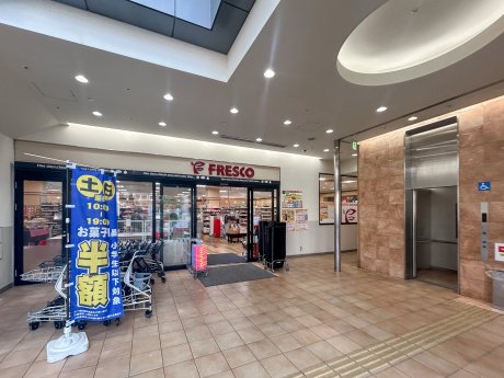 フレスコ三国店まで665m　徒歩9分