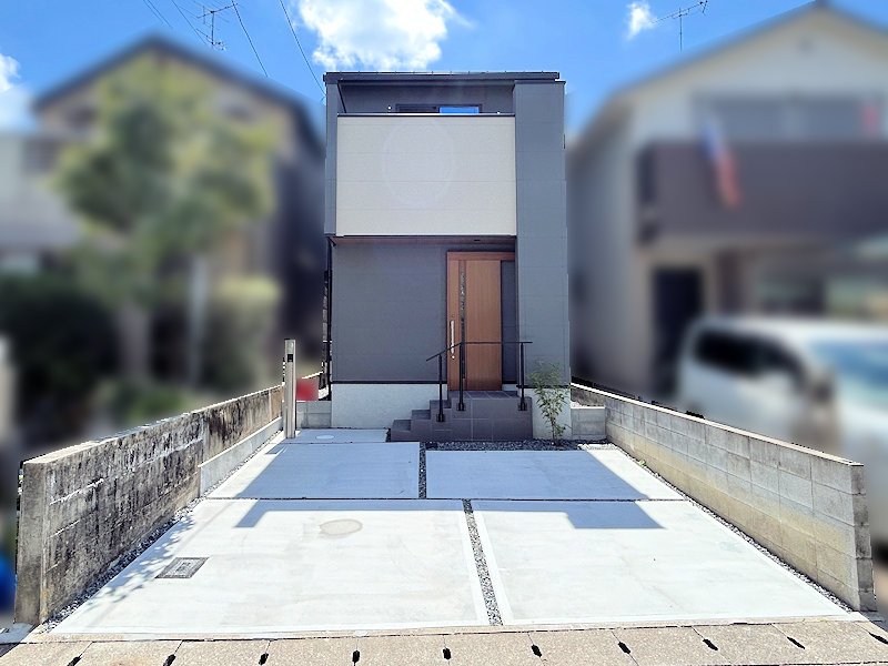 【外観写真】 落ち着いた外観デザインの新築戸建。完成済につき、現地で外観や周辺環境をご確認いただけます。