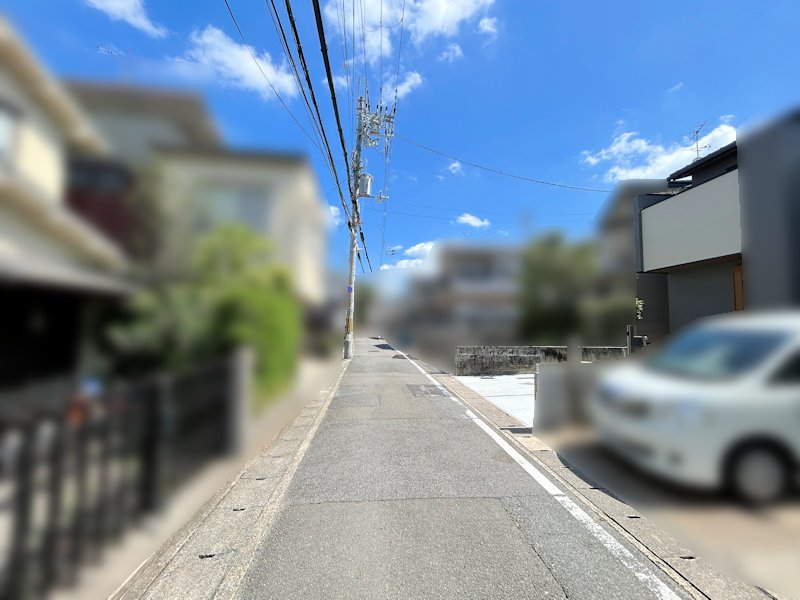 【前面道路】 西側約4.1mの公道に接道。車の出入りや周辺の交通量も現地でご確認いただけます。