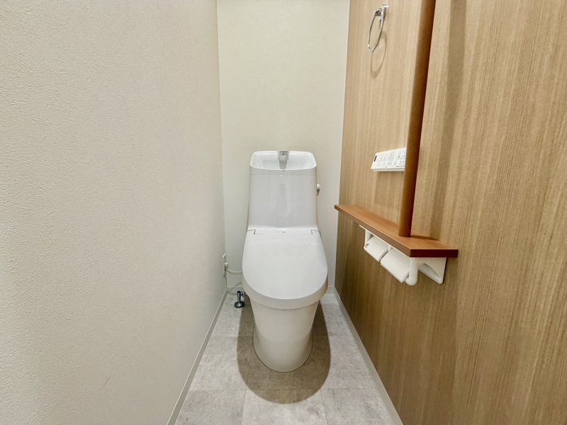 【1階トイレ】清潔感のあるピュアホワイトのシャワートイレ。壁リモコン付きで使いやすい1階トイレです。