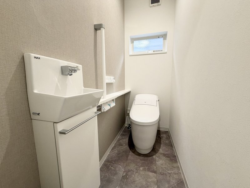 玄関を入ってすぐのトイレには、コンパクトな洗面台付。来客時にも使いやすく、外出前後の身支度にも便利。2階にもトイレがあり、家族みんなが快適に使えます。